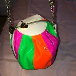 BETSEY JOHNSON Beach ball crossbody